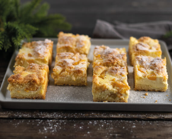 Saftiger Quarkkuchen vom Blech mit Käsekuchenschicht und Streuseln