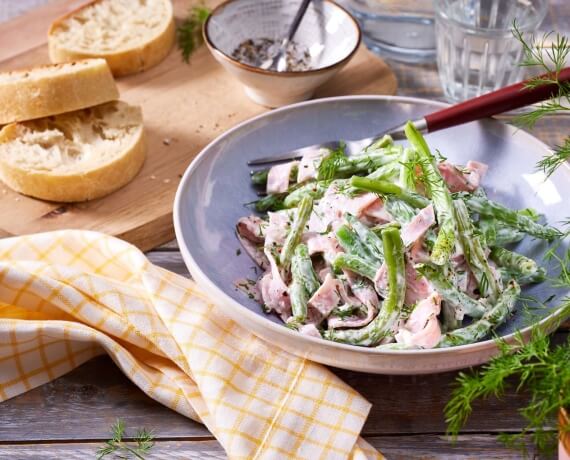 Bohnensalat mit Kochschinken an French Dressing und krosses Baguette