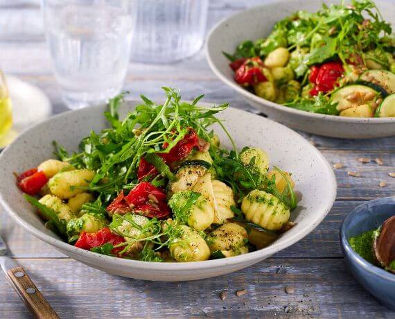 Gnocchi-Salat mit Honig-Tomaten und Pesto aus Rucola