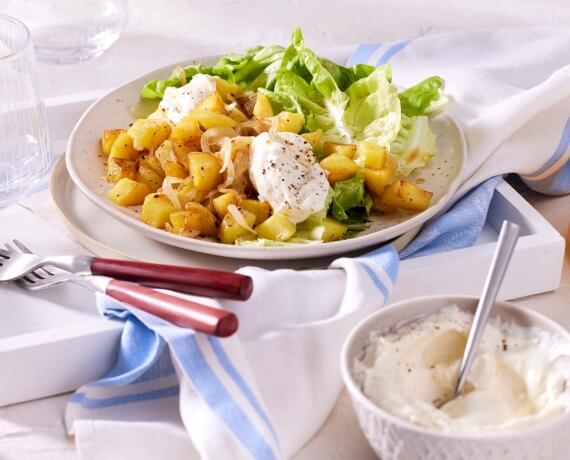 Sommerliche Bratkartoffeln auf Salat