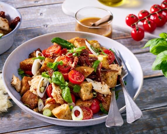 Brot-Salat mit getrockneten Tomaten und Basilikum