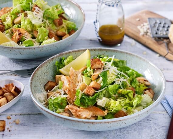 Salat mit Hähnchen-Streifen, Croûtons und Parmesan