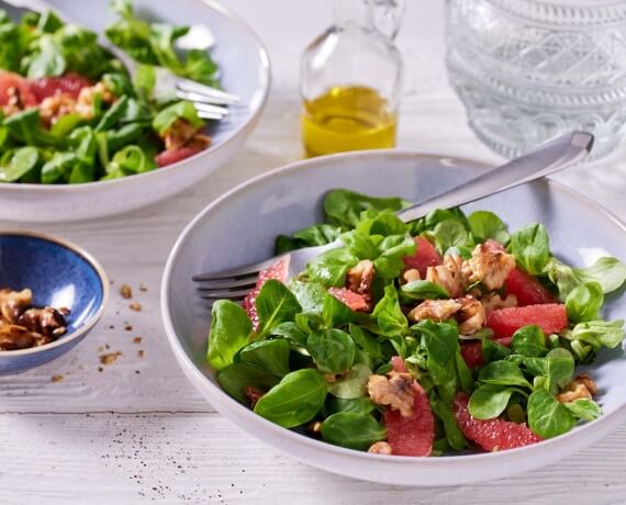 Feldsalat mit Grapefruits und Walnüssen