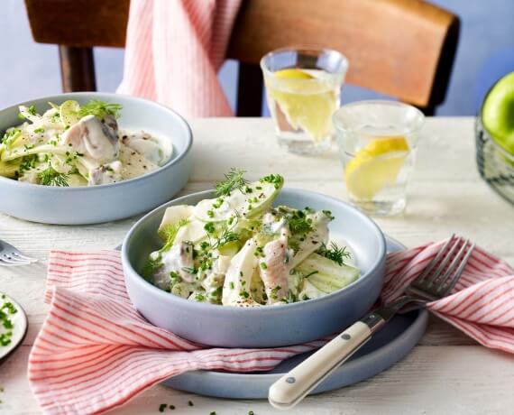 Matjes-Heringssalat mit Äpfeln und Meerrettich-Dressing