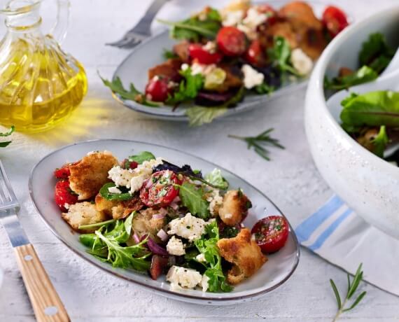 Panzanella – Brotsalat mit Tomaten und frischem Kräuterdressing