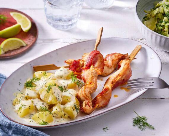 Puten-Bacon-Spieße mit Dill-Rahm-Kartoffeln und Birnen-Gurken-Salat