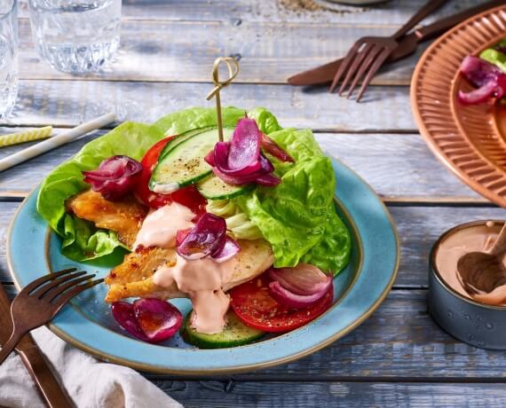 Low-Carb-Hähnchenburger mit Salat und Balsamicozwiebeln