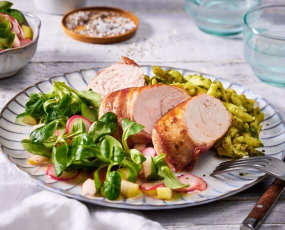 Gewickelte Putenbrust mit Wiesenspätzle und Feldsalat