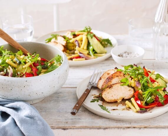 Mariniertes Hähnchen mit mediterranem Nudelsalat und Rucola