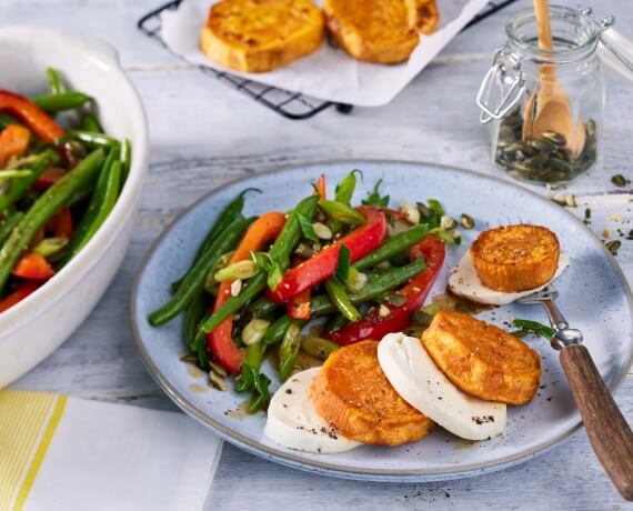 Kartoffeltaler aus Süßkartoffeln mit Mozzarella und Bohnensalat