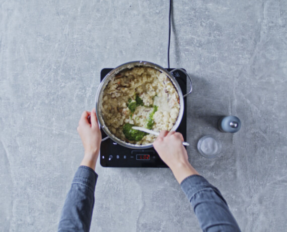 Dies ist Schritt Nr. 6 der Anleitung, wie man das Rezept Blumenkohl-Risotto mit Zitronen-Hähnchen zubereitet.