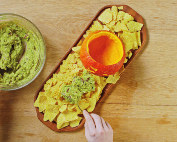 Dies ist Schritt Nr. 4 der Anleitung, wie man das Rezept Puking Pumpkin Nachos mit Guacamole zubereitet.