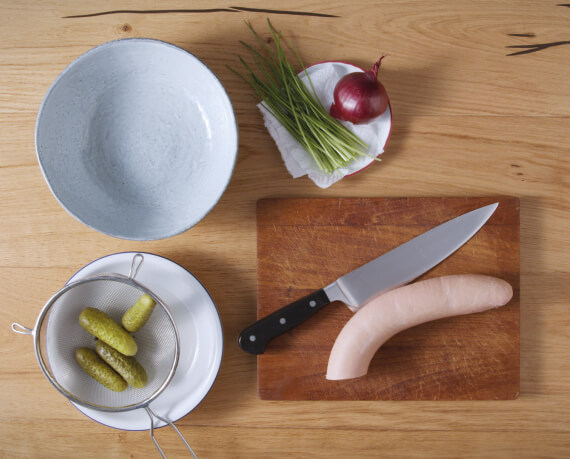 Dies ist Schritt Nr. 1 der Anleitung, wie man das Rezept Bayrischer Wurstsalat zubereitet.