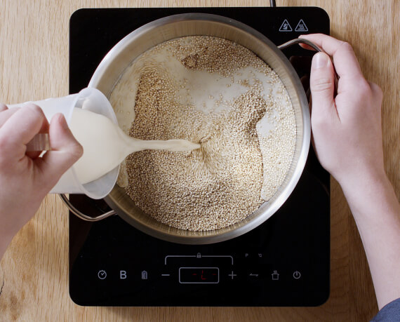 Dies ist Schritt Nr. 1 der Anleitung, wie man das Rezept Quinoa-Porridge mit gebratener Banane zubereitet.