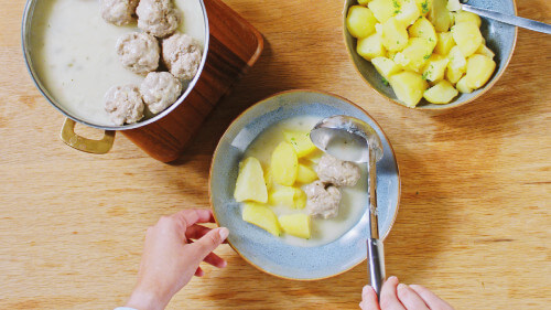 Dies ist Schritt Nr. 5 der Anleitung, wie man das Rezept Königsberger Klopse mit Salzkartoffeln zubereitet.