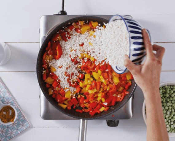 Dies ist Schritt Nr. 3 der Anleitung, wie man das Rezept Paella mit Hähnchen und Erbsen zubereitet.