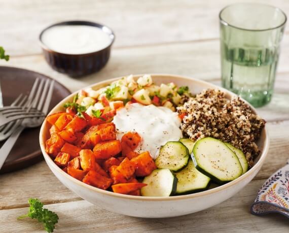 Quinoa-Bowl mit würzigen Süßkartoffeln, Zucchini und Apfel-Salsa