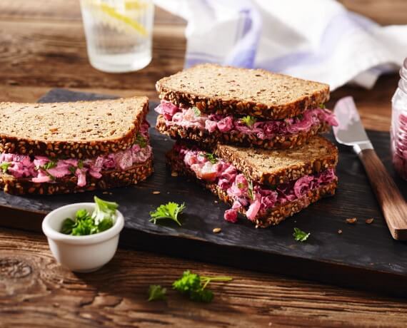 Protein-Sandwich mit Rote-Bete-Auberginen-Salat