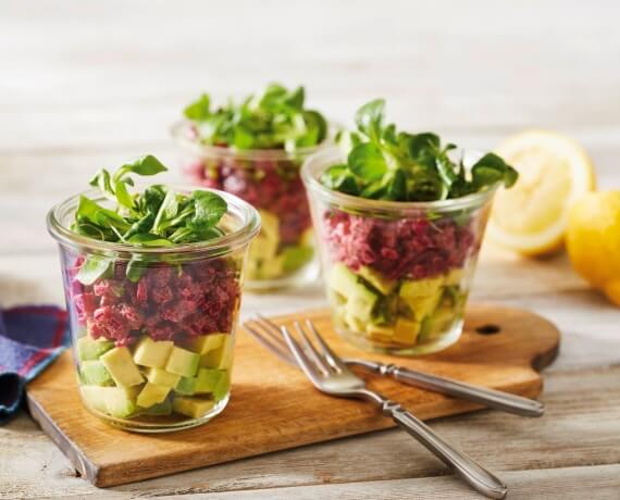 Rote-Bete-Pumpernickel-Tartar auf Avocado