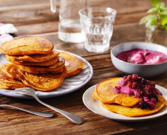 Kürbis-Pancakes mit Beeren-Sojaghurt