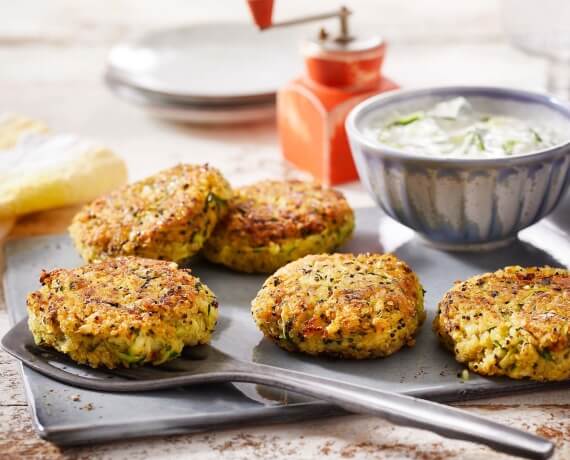 Zucchini-Quinoa-Bratlinge mit Gurken-Joghurt-Dip