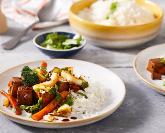 Tofu Stir Fry mit Pak Choi, Brokkoli und Karotte