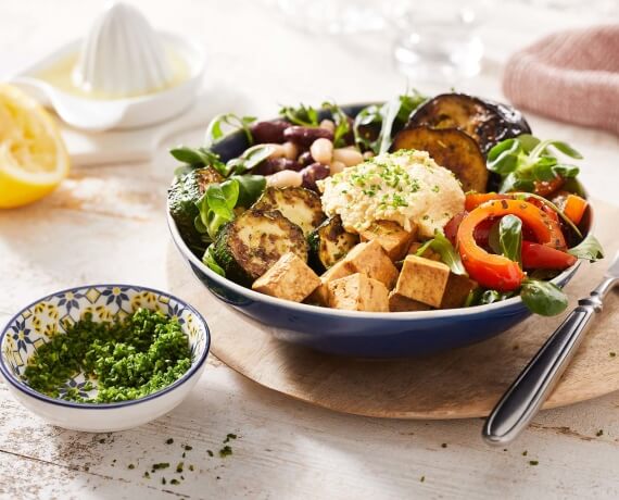 Tofu-Bowl mit Bohnen, Toskana-Gemüse und Hummus