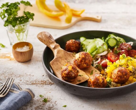 Tofu-Bällchen auf Quinoa-Salat