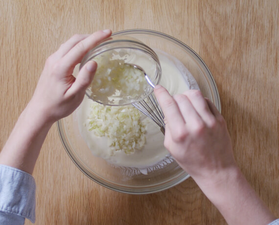 Dies ist Schritt Nr. 2 der Anleitung, wie man das Rezept Klassischer Gurkensalat zubereitet.