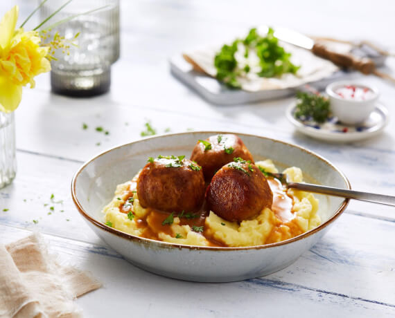 Vegane Bohnenbällchen mit Kartoffelpüree und brauner Soße