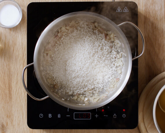 Dies ist Schritt Nr. 1 der Anleitung, wie man das Rezept Risotto Grundrezept zubereitet.