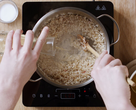 Dies ist Schritt Nr. 2 der Anleitung, wie man das Rezept Risotto Grundrezept zubereitet.