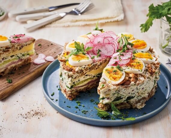 Sandwichtorte mit Käse und Schinken