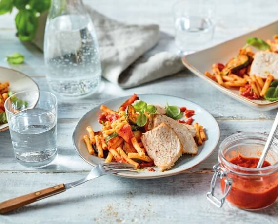 Mediterraner Nudelsalat mit Putenstreifen und Tomatenpesto