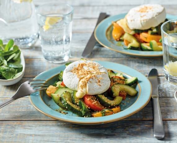 Back-Camembert mit Sesam und Pfirsich-Gurken-Salat