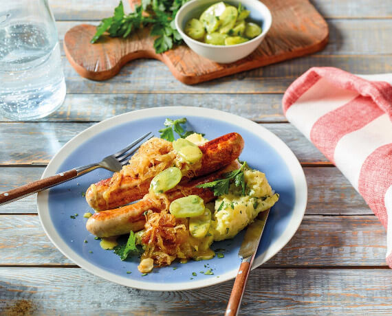 Rostbratwürste mit Kartoffel-Püree, geschmelzten Zwiebeln und Traubensalsa