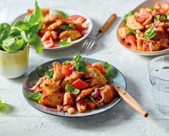 Putenfilets mit Tomaten-Brot-Salat und weiße Bohnen