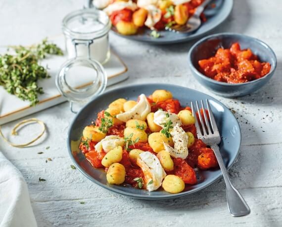 Rosmarin-Butter-Gnocchi auf Tomaten-Kräuter-Sugo mit gezupftem Mozzarella