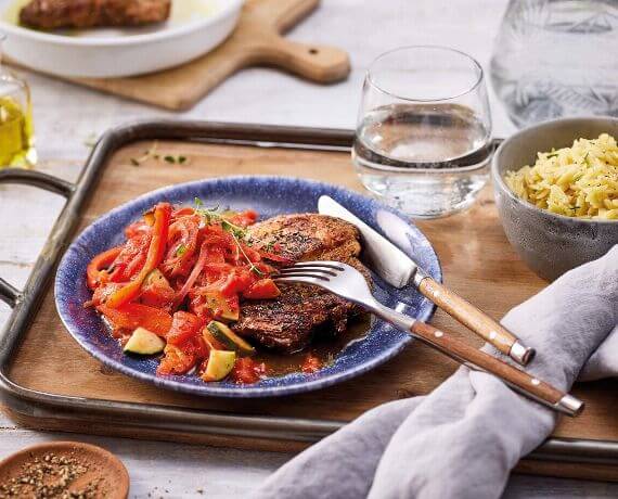 Mediterranes Steak mit Tomatencaponata und Thymian-Kritharaki