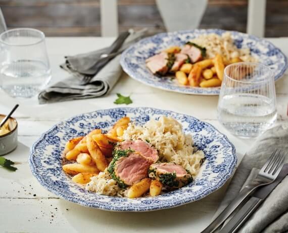 Schweinefilet im Kräuter-Senf-Mantel mit Rahmsauerkraut und Schupfnudeln