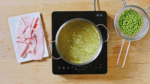 Dies ist Schritt Nr. 1 der Anleitung, wie man das Rezept Risi-Bisi & Prosciutto-Schinken zubereitet.