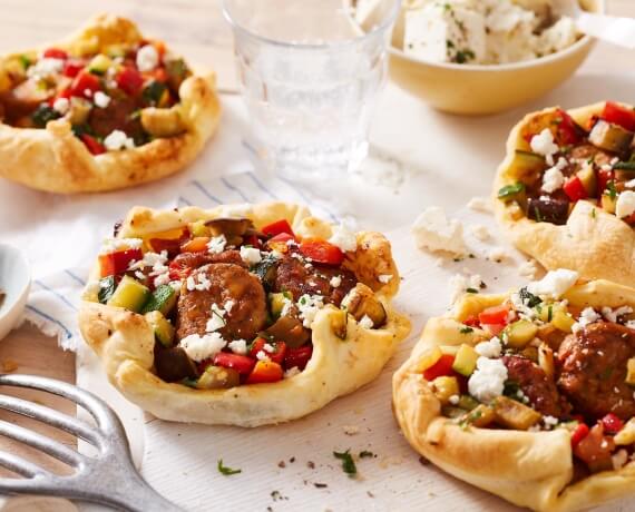 Vegane Meatball-Galettes mit Toskana-Gemüse