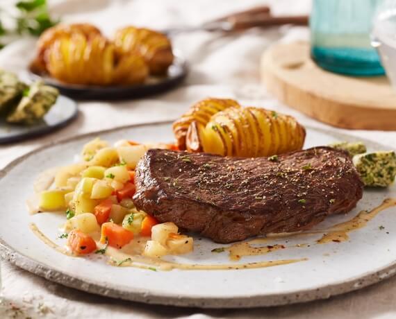 Rinder-Minutensteaks mit Kräuterbutter und Fächerkartoffeln