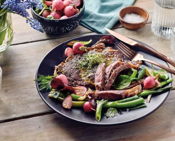 Entrecôte mit Radieschen und Frühlingszwiebeln