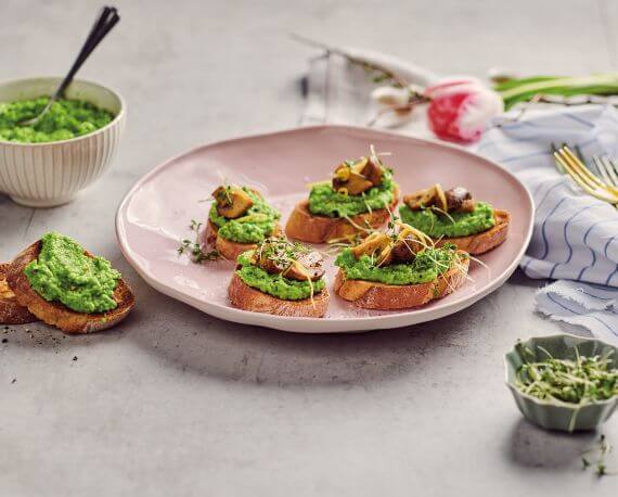 Vegane Crostini mit Erbsenhummus