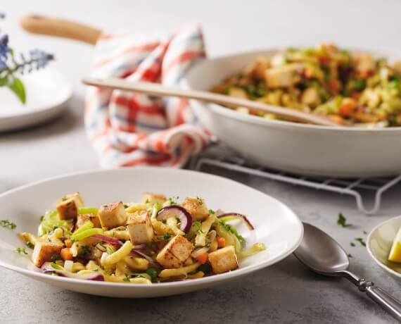 Frühlings-Spätzlepfanne mit karamellisiertem Tofu