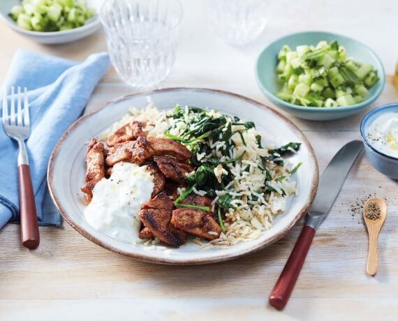 Schweinefiletstreifen mit Spinatreis, Zatziki und Gurken-Minz-Salat