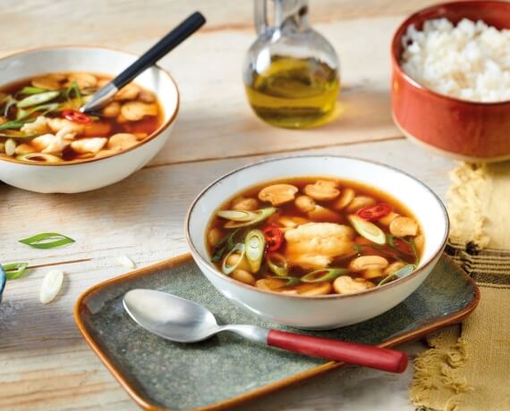 Asiatische Fisch-Suppe mit Reis