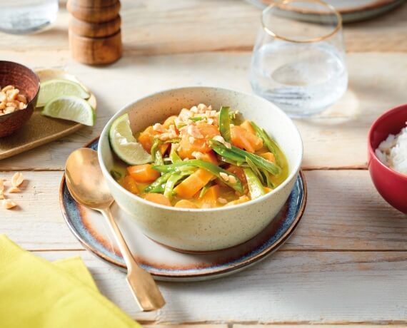 Süßkartoffelcurry mit Zuckerschoten, Reis und Erdnusscrunch