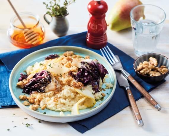 Cremiges Risotto mit gebratenem Radicchio, Birne und Thymian-Walnuss-Bröseln